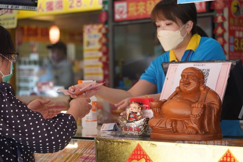 威力彩頭獎已連22槓,下期獎金上看5.7億元。圖為民眾購買彩券試手氣。(中央社檔案照片)
