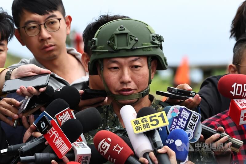陸軍58砲指部副指揮官何至中(前中)表示,藉由射擊操演累積經驗,也達成驗證武器效能。中央社記者翁睿坤攝 114年5月12日