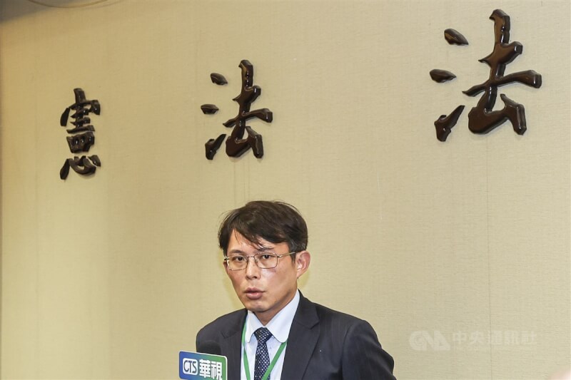 憲法法庭12日下午召開憲法訴訟法釋憲案說明會,民眾黨立委黃國昌出席,會前接受媒體聯訪。中央社記者鄭清元攝 114年5月12日