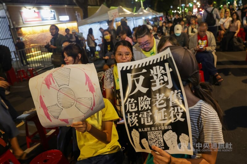 民眾在台下舉起海報表達訴求。中央社記者裴禛攝 114年5月12日