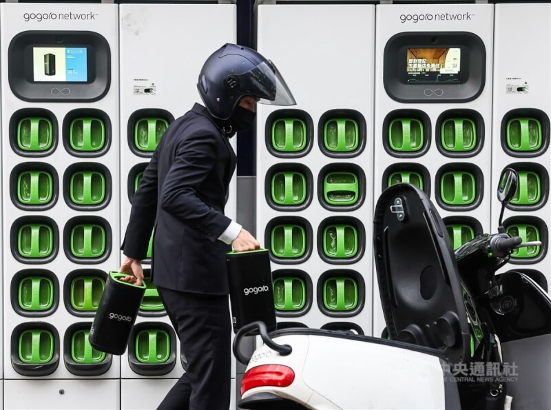Gogoro5月2日公布轉板申請已獲那斯達克主管機關核准。圖為Gogoro車主更換電池。(中央社檔案照片)