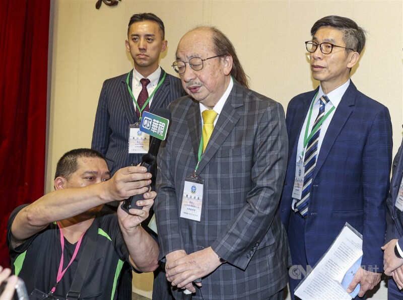 憲法法庭12日下午召開憲法訴訟法釋憲案說明會,民進黨立法院黨團總召柯建銘(右2)出席,會前接受媒體聯訪。中央社記者鄭清元攝 114年5月12日