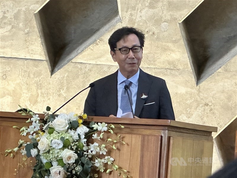 新台幣5月初強升,外界擔心恐衝擊壽險業外幣資產。富邦集團董事長蔡明忠12日表示,希望此次新台幣升值對壽險業的傷害「只是那麼一拳」。(中央社檔案照片)