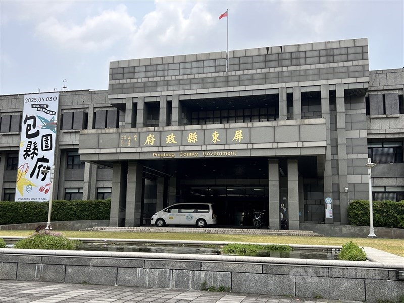 1名男童在高雄市某餐廳用餐舉止「拘謹」,畫面引發關注;屏東縣政府12日表示,4歲男童是縣府委託寄養家庭個案,初步了解當天男童腸胃不適,派社工啟動調查,並呼籲社會大眾勿轉傳相關照片及影片,共同守護兒童隱私。(中央社檔案照片)
