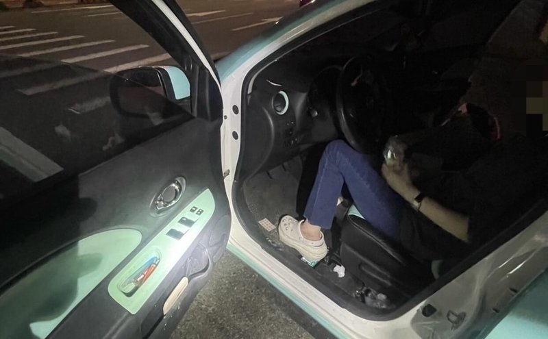 王姓女子日前晚間駕車行駛新竹市中華路一段時涉蛇行,警方獲報到場攔查發現王女精神恍惚,在車內發現毒品依托咪酯(俗稱喪屍煙彈)等,依法將其逮捕,並查扣相關贓證物。(警方提供)中央社記者魯鋼駿傳真 114月5月12日