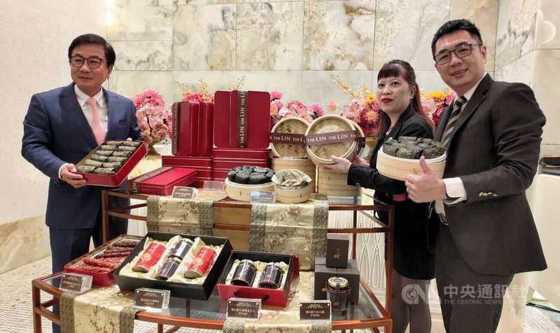 端午節即將到來,高雄市多家飯店及餐廳業者紛紛推出粽子禮盒,並祭出早鳥優惠。中央社記者蔡孟妤攝 114年5月12日