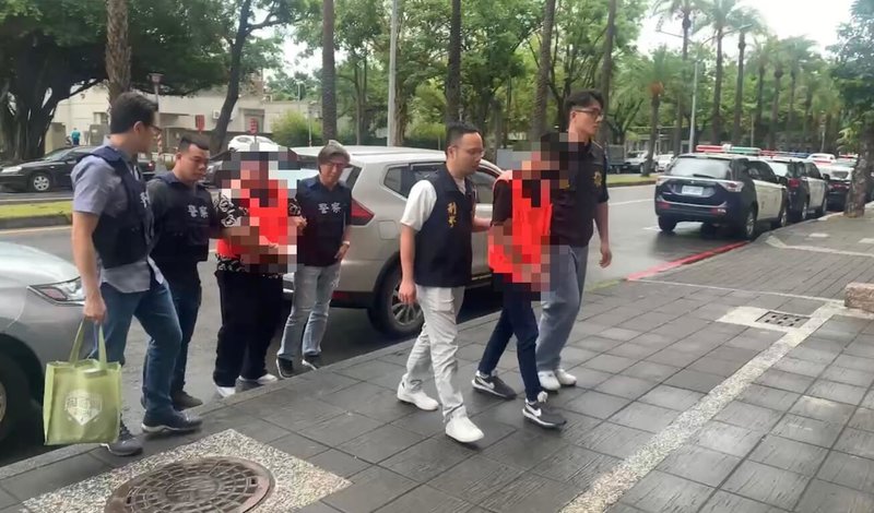 許姓男子與趙姓男子曾有酒後口角糾紛,許男日前涉嫌和李姓男子持刀攻擊用餐中的趙男,造成趙男受傷送醫,許、李2人犯案後逃逸,12日落網,訊後依法移送。(高雄市政府警察局三民第一分局提供)中央社記者張已亷傳真 114年5月12日