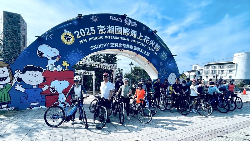 2025澎湖跳島自行車嘉年華系列活動開跑,搭配正在舉辦的澎湖國際海上花火節,交通部觀光署澎湖國家風景區管理處12日歡迎民眾到澎湖單車遊,還能欣賞精彩煙火秀。(澎湖國家風景區管理處提供)中央社 114年5月12日