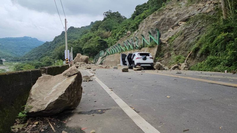 苗栗縣大湖通往泰安溫泉區重要道路苗62線12日發生落石坍方,砸中車輛。(民眾提供)中央社記者管瑞平傳真 114年5月12日
