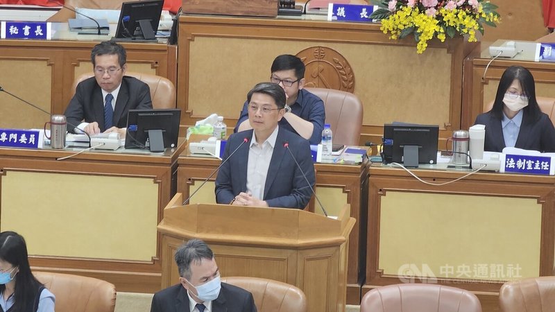 新北市泰山區中港南路至新北大道間的泰林路二段13日中午起封閉,有議員憂恐釀交通黑暗期。地政局長汪禮國(中)12日列席議會答詢表示,已設告示並將派義交疏導。中央社記者王鴻國攝 114年5月12日