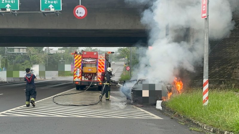 國道3號竹崎交流道下12日發生轎車自撞電桿起火事件,周姓男子因開車未繫安全帶且有酒味,遭警方攔查時拒檢,逃逸時失控自撞電線桿肇事,約3分鐘後車輛起火燃燒,消防到場撲滅火勢。(嘉義縣消防局提供)中央社記者蔡智明傳真 114年5月12日