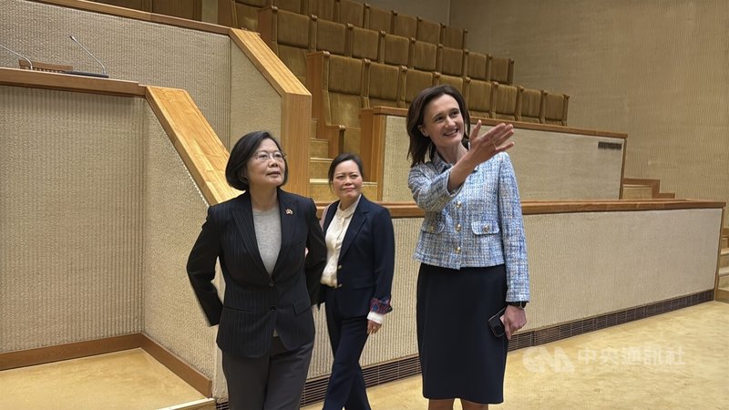 前總統蔡英文(左)今天參訪立陶宛國會大樓,由立陶宛議員、前國會議長希米利特(右)親自導覽。希米利特於2020年至2024年間擔任國會議長,任內多次公開表達對台灣民主、自由及國際參與的支持。中央社記者游堯茹維爾紐斯攝 114年5月12日