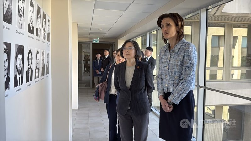 立陶宛前國會議長希米利特(右)帶領蔡英文(左)參觀國會大樓內的一面歷史照片牆,介紹1991年1月13日爆發的「一月事件」,以及立陶宛為民主、自由與獨立抗爭的歷史故事。中央社記者游堯茹維爾紐斯攝 114年5月12日