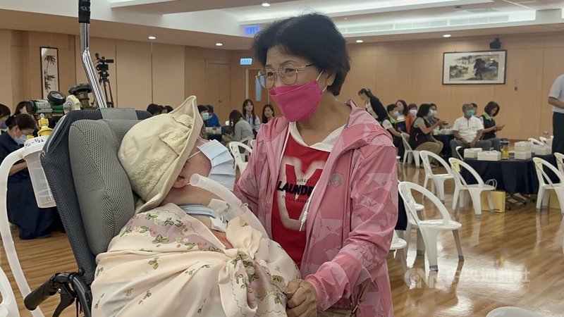 台中廣三SOGO槍擊案受害者莊嘉慧(左)成植物人臥床迄今26年,犯罪被害人保護協會與慈濟基金會12日為莊嘉慧提前慶生,其母熊玉蘭(左2)溫柔觸碰女兒臉龐,感慨已許久未能聽見莊嘉慧祝她「母親節快樂」。中央社記者趙麗妍攝 114年5月12日