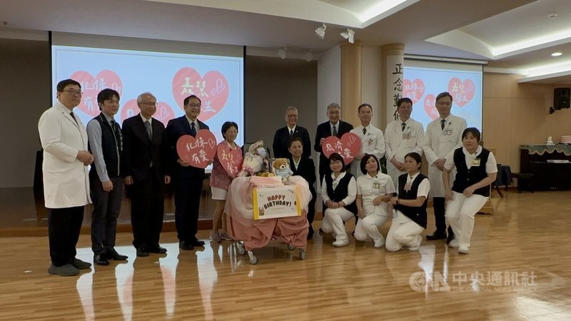 犯罪被害人保護協會與慈濟慈善基金會12日在台中慈濟醫院舉辦「大愛馨關懷、溫暖向前行–犯罪被害人重傷照顧及關還服務合作成果發表會」,會中並提前為台中廣三SOGO槍擊案受害者、植物人莊嘉慧(左6)慶生。中央社記者趙麗妍攝 114年5月12日