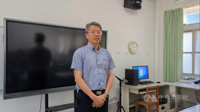 金門縣金城國中段考試題涉性別爭議,校長謝志偉(圖)12日出面致歉,並指出目前已依性別平等教育法進入調查程序,依法啟動調查。中央社記者吳玟嶸攝 114年5月12日