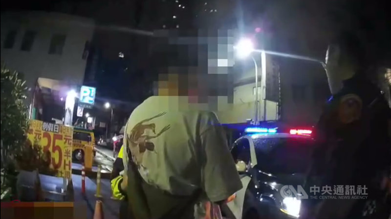 王姓男子(左)11日晚間酒後,步行台中西區一處路口,失控持摺疊傘攻擊路過車輛引擎蓋與機車騎士,造成騎士受傷,被警方依違社維法送地院裁處。(翻攝照片)中央社記者蘇木春傳真 114年5月12日