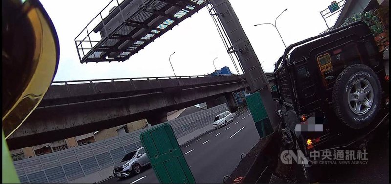 台北市內湖區國道1號南下17公里處12日發生一起汽車自撞護欄車禍,警消獲報到場確認無人受困,但駕駛疑因疾病而無呼吸心跳,緊急搶救至晚間仍宣告不治。(翻攝照片)中央社記者黃麗芸傳真 114年5月12日