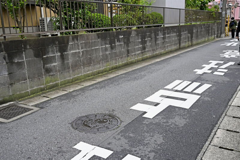 日本千葉市11日發生15歲少年襲擊不認識老婦人的案件,老婦人倒臥路上被路人發現,送醫不治。圖為日本千葉市若葉區案發現場周邊街道。(共同社)