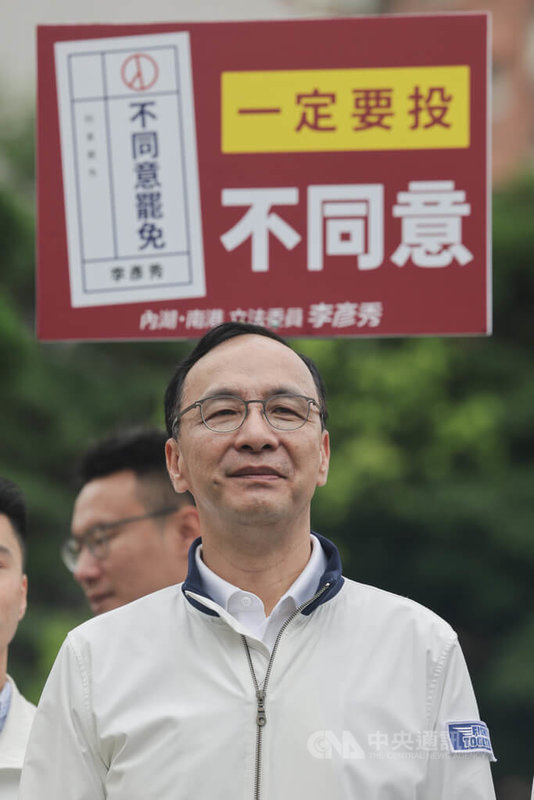 國民黨主席將於今年改選,但時程未定,有媒體報導,台中市長盧秀燕將於罷免國民黨立委投票前,表態參選國民黨主席。國民黨主席朱立倫(前)12日表示,很好,非常好,非常歡迎。中央社記者裴禛攝 114年5月12日