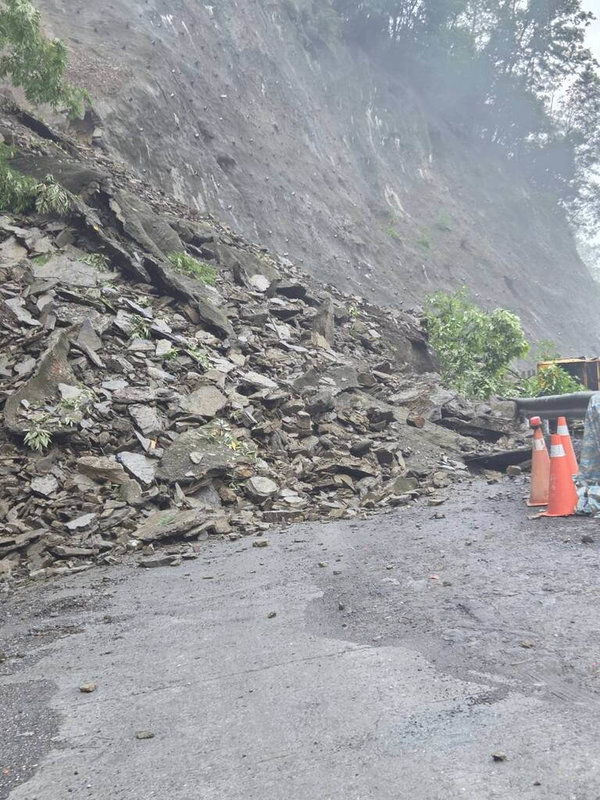 幾乎逢雨就坍方、落石的南投縣仁愛鄉「投89線」力行產業道路因近日降雨,指標15.8、30公里處出現落石,尤其30公里處12日坍方較嚴重(圖),阻斷雙向交通。(仁愛鄉公所提供)中央社記者蕭博陽南投縣傳真 114年5月12日