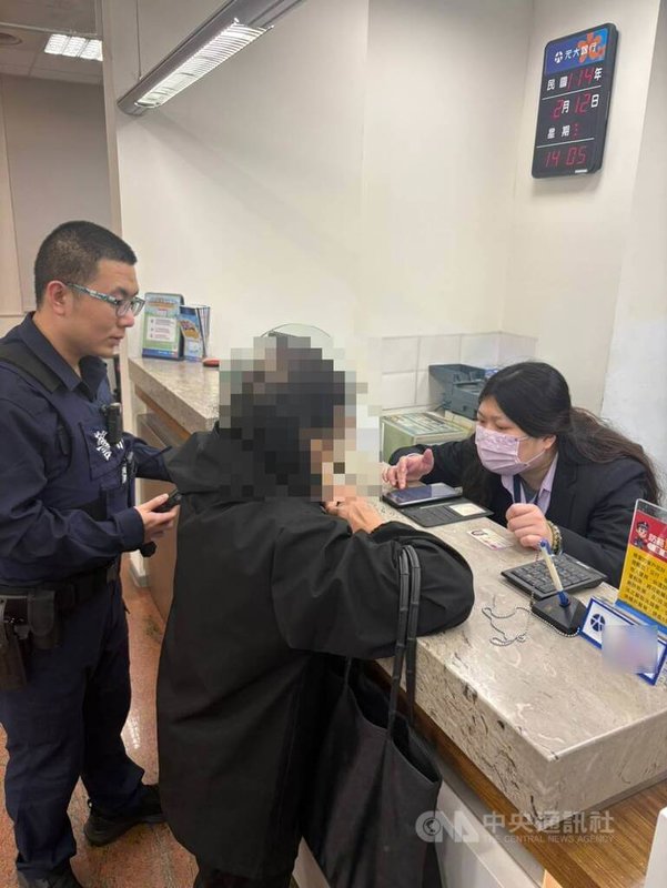 台中市一名婦人(中)日前被詐團誆騙只要測試新藥就可獲高額獎金,依指示到銀行要提領新台幣100萬元「稅金」給詐團時,行員機警發現有異,通知警方到場合作阻詐。(翻攝照片)中央社記者蘇木春傳真 114年5月12日