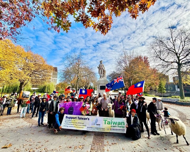 紐西蘭僑界11日在「為台灣和平健走」活動中呼籲世界衛生組織(WHO)接納台灣參與,現場還有綿羊、駱馬同行。(駐紐西蘭代表處提供)中央社記者丘德真雪梨傳真 114年5月12日