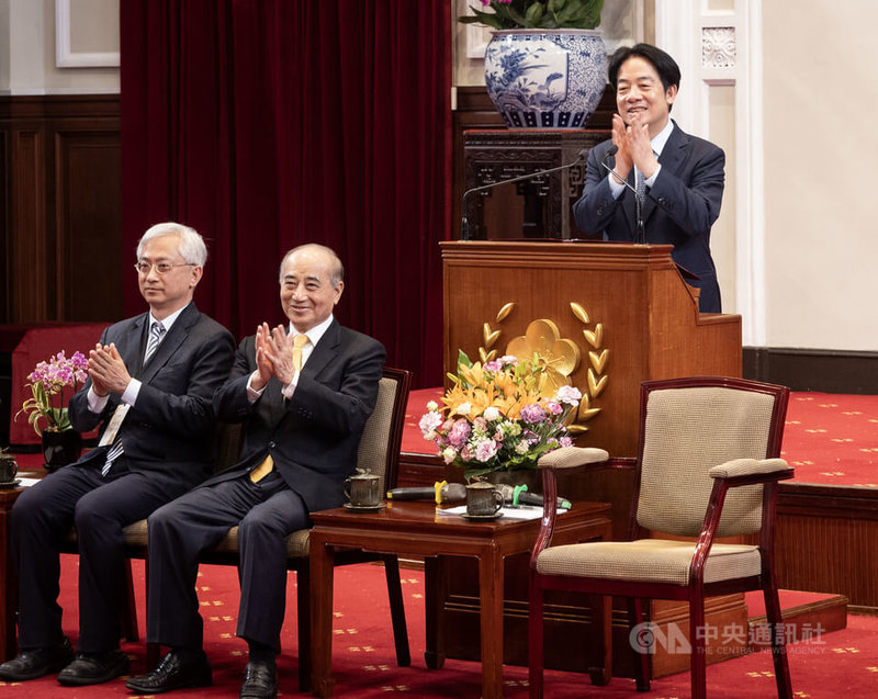 總統賴清德(右)12日上午在總統府接見第27屆「國家生技醫療品質獎」獲獎醫護機構暨生醫產業代表,致詞時為得獎人鼓掌。左2為生技醫療科技政策研究中心董事長、前立法院長王金平。中央社記者趙世勳攝 114年5月12日