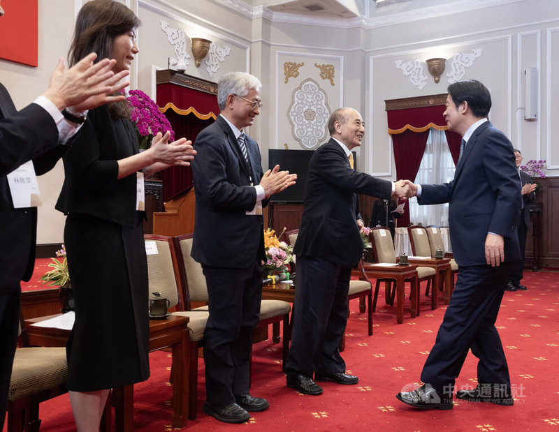 總統賴清德(右)12日上午在總統府接見第27屆「國家生技醫療品質獎」獲獎醫護機構暨生醫產業代表,並與生技醫療科技政策研究中心董事長、前立法院長王金平(右2)握手致意。中央社記者趙世勳攝 114年5月12日
