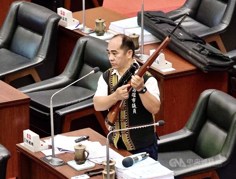 高雄市原住民議員高忠德(圖)13日攜帶合法自製獵槍進入議場總質詢,引起媒體關注。中央社記者董俊志攝 114年5月13日