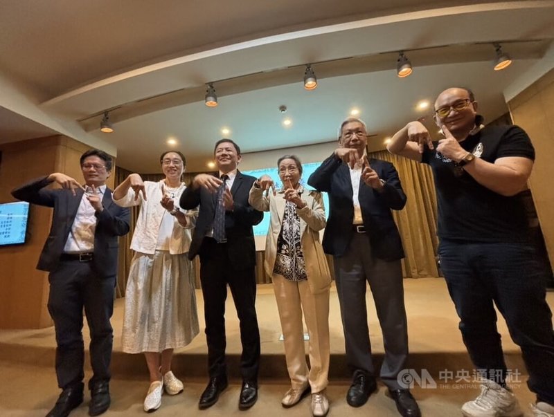 元培醫事科技大學13日舉辦記者會,宣布與清華大學材料工程學系特聘教授周卓煇(右1)合作,推動AI專家系統(Expert System),將應用於醫療健康領域,與會者一同比出手勢合影。中央社記者郭宣彣攝 114年5月13日