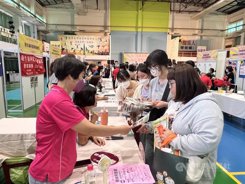 屏東縣政府舉辦2025屏東長照徵才博覽會,13日在大仁科技大學登場,共有50家長照機構、提供逾400職缺,不少學生到場了解產業現況、面試需求。中央社記者李卉婷攝 114年5月13日