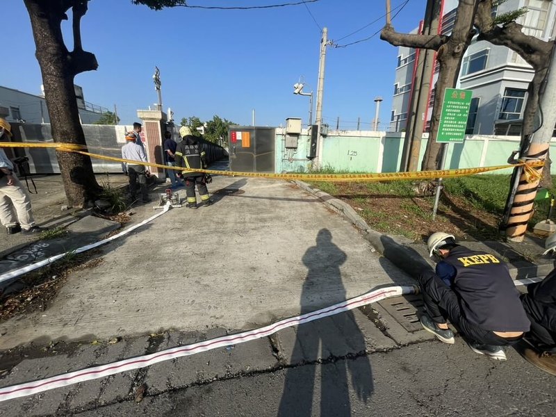 高雄市仁武區13日上午有民眾陳情聞到瓦斯異味,消防局到場發現是瓦斯配氣站溴劑壓力表頭故障,致瓦斯外洩,業者已派員止漏。環保局將依違反空污法開罰並持續在場進行環境監測。(高雄市消防局提供)中央社記者洪學廣傳真 114年5月13日