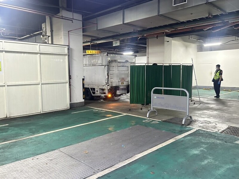 中國醫藥大學附設醫院急重症大樓地下停車場13日清晨發生死亡車禍,1名外包廠商司機與醫院清潔人員賴姓女子發生交通事故,賴女送醫急救仍被宣告不治。(民眾提供)中央社記者郝雪卿傳真 114年5月13日
