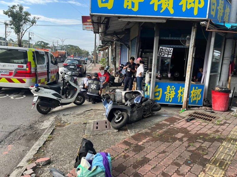高雄大寮區13日上午發生交通事故,左轉自小客車擦撞直行機車,機車被撞上後再波及路旁機車,王姓騎士受傷送醫,但自小客駕駛連同乘客卻徒步離開現場,警方目前已鎖定車主身分,將迅速通知到案說明。(高市林園警分局提供)中央社記者洪學廣傳真 114年5月13日