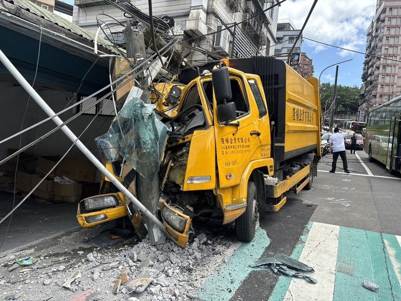 陳姓男子13日上午駕駛民營公司的垃圾車,行經基隆市培德路下坡路段時,疑煞車失靈接連追撞4輛車後,撞上電線桿才停下,並壓毀路旁民宅的屋簷。(讀者提供)中央社記者王朝鈺傳真 114年5月13日