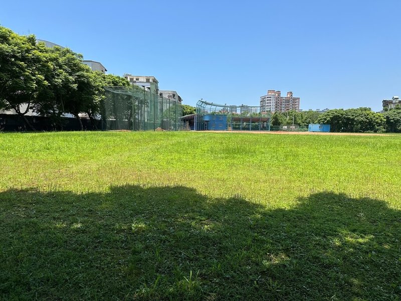 民主進步黨新北市議員鄭宇恩指出,淡水區沙崙文中四棒球場8小時收費1萬3000元,比職棒場地天母棒球場8小時收費8000元還貴。新北市教育局13日表示,將與代管學校共同研議調降場地租用標準。(鄭宇恩提供)中央社記者趙敏雅傳真 114年5月13日