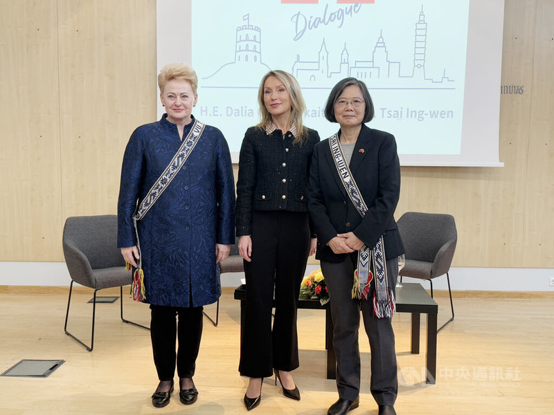 前總統蔡英文(右)12日於立陶宛維爾紐斯大學發表公開演說,演講後維爾紐斯大學致贈立陶宛傳統服裝裝飾,並與前立陶宛總統格里包斯凱特(左)合影留念。中央社記者游堯茹維爾紐斯攝 114年5月13日