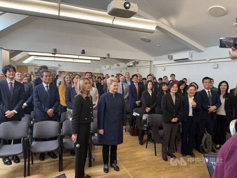 前總統蔡英文(前右4)12日於立陶宛維爾紐斯大學發表公開演說前,與前立陶宛總統格里包斯凱特(前左2)以及現場觀眾一起合照,現場座無虛席。中央社記者游堯茹維爾紐斯攝 114年5月13日