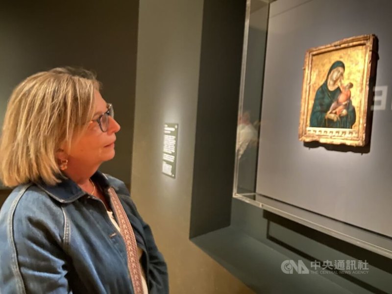 展覽空間第一幅畫作為義大利杜喬(Duccio)的「聖母與聖嬰」(Virgin and Child),畫中小耶穌伸手撥開母親的面紗,母子互相對看。中央社記者黃佩珊倫敦攝 114年5月13日