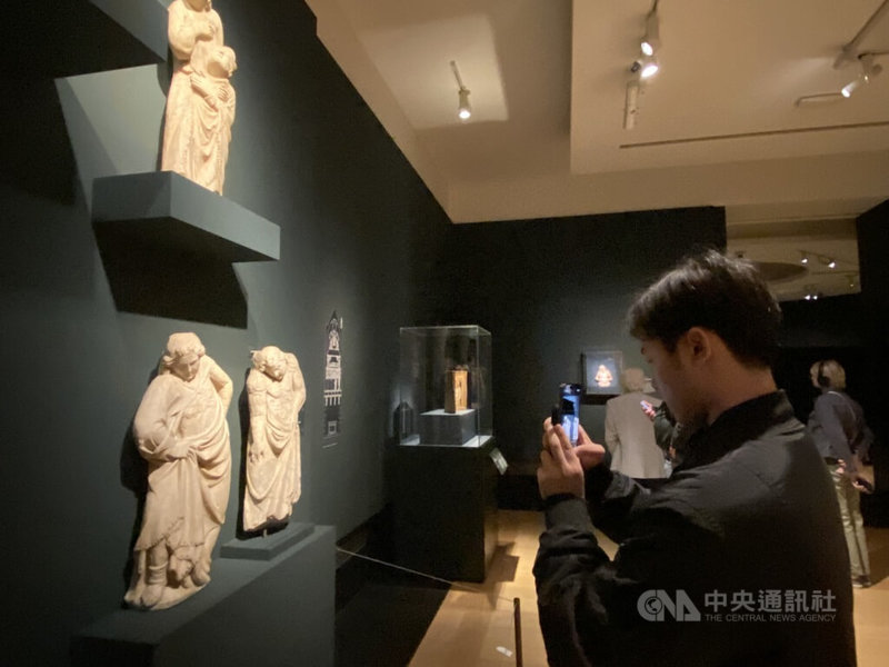 在倫敦從事市場行銷的參觀者說,西恩那藝術家充滿激情和創新,對於催生西方新時代藝術有巨大影響力。西恩那藝術品多樣豐富,有繪畫、雕塑、壁畫等,是藝術愛好者不容錯過的展覽。中央社記者黃佩珊倫敦攝 114年5月13日