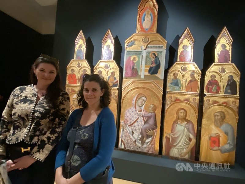 「西恩那:繪畫的興起」參觀者不乏藝術家,認為展出作品很多採用礦物顏料,色澤自然,有許多宗教繪畫,似乎能淨化心靈,啟發創作靈感。中央社記者黃佩珊倫敦攝 114年5月13日