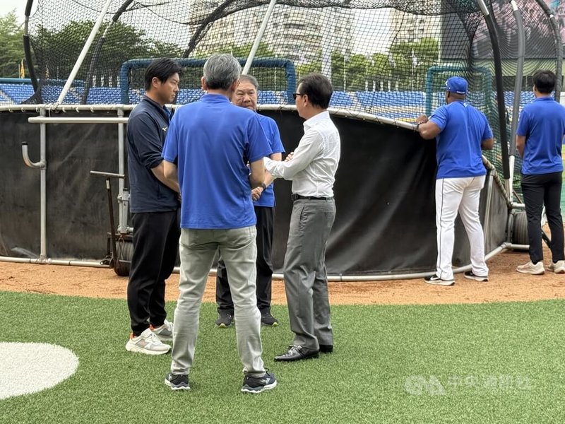 中華職棒富邦悍將13日賽前戰績7勝21敗、排名墊底,「大董」蔡明忠(前右)親自到新莊棒球場勉勵球員、教練,領隊林華韋(中後)轉述,主要是鼓勵大家找回打球初心,回報一直支持球隊的球迷。中央社記者謝靜雯攝 114年5月13日