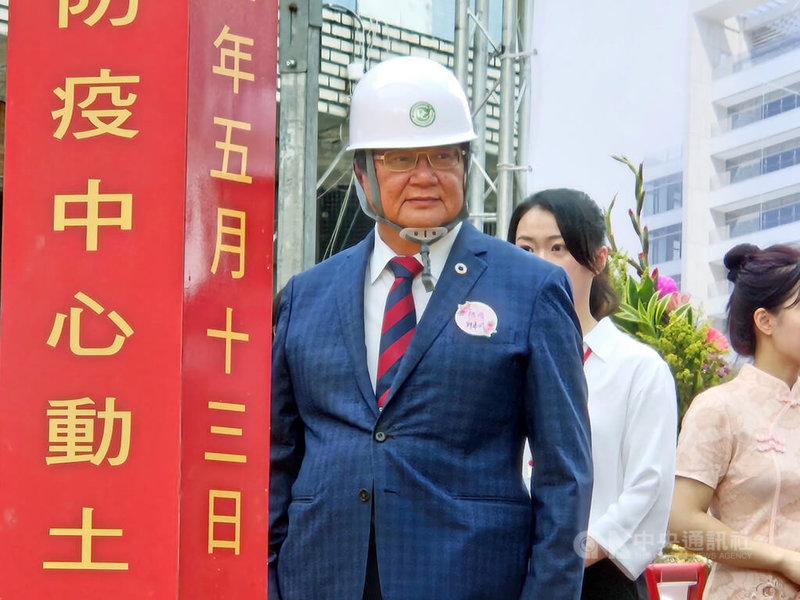 針對台大醫院住院醫師性侵案,民團呼籲衛生福利部成立相關平台供民眾查詢「狼醫」。對此,衛福部長邱泰源(前)13日出席活動受訪表示,建置平台公布相關名單可以研議。中央社記者陳婕翎攝 114年5月13日