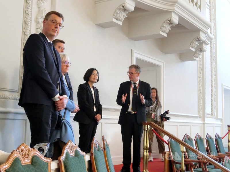 前總統蔡英文(右3)13日抵達丹麥,參訪丹麥國會議場,認真聆聽解說員導覽。中央社記者辜泳秝哥本哈根攝 114年5月13日