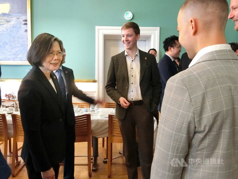 前總統蔡英文(前左)參訪丹麥國會議場,與丹麥年輕議員會面,對丹麥國會的年輕程度表示驚訝。中央社記者辜泳秝哥本哈根攝 114年5月13日