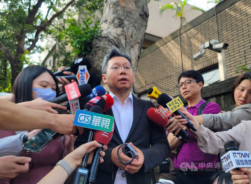 台北地方法院國民法官庭13日判處涉凌虐男童「剴剴」致死的保母劉彩萱無期徒刑,其胞妹劉若琳18年徒刑。剴剴外婆的律師林帥孝(中)受訪時表示,會與家屬報告、討論,再由家屬決定是否上訴或請求檢方上訴。中央社記者謝幸恩攝 114年5月13日