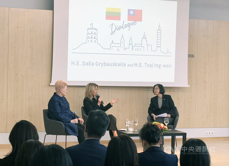 前總統蔡英文(右)本次應前立陶宛總統格里包斯凱特(左)邀請拜訪立陶宛。蔡英文也在發表演說後,與格里包斯凱特針對區域安全、烏克蘭援助、資訊戰、民主韌性等國際重要議題展開意見交流。中央社記者游堯茹維爾紐斯攝 114年5月13日