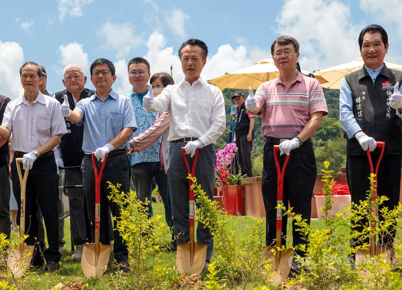 嘉義縣梅山鄉太平圓山觀星平台「雲境心園」13日落成啟用,縣長翁章梁(前右3)等人到場剪綵,並在平台旁持鏟種下紅毛杜鵑。中央社記者黃國芳攝 114年5月13日