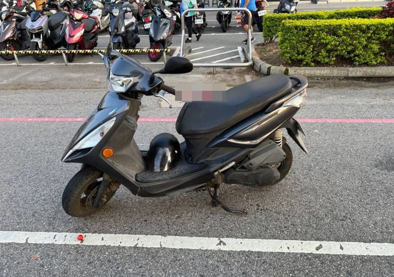 金門1名男子12日傍晚行走斑馬線時遭機車碰撞受重傷,經診斷有創傷性顱內出血合併昏迷,12日晚間在金門醫院緊急手術後,後送台北榮總醫院進一步治療。(金門縣警察局金城分局提供)中央社記者吳玟嶸傳真 114年5月13日